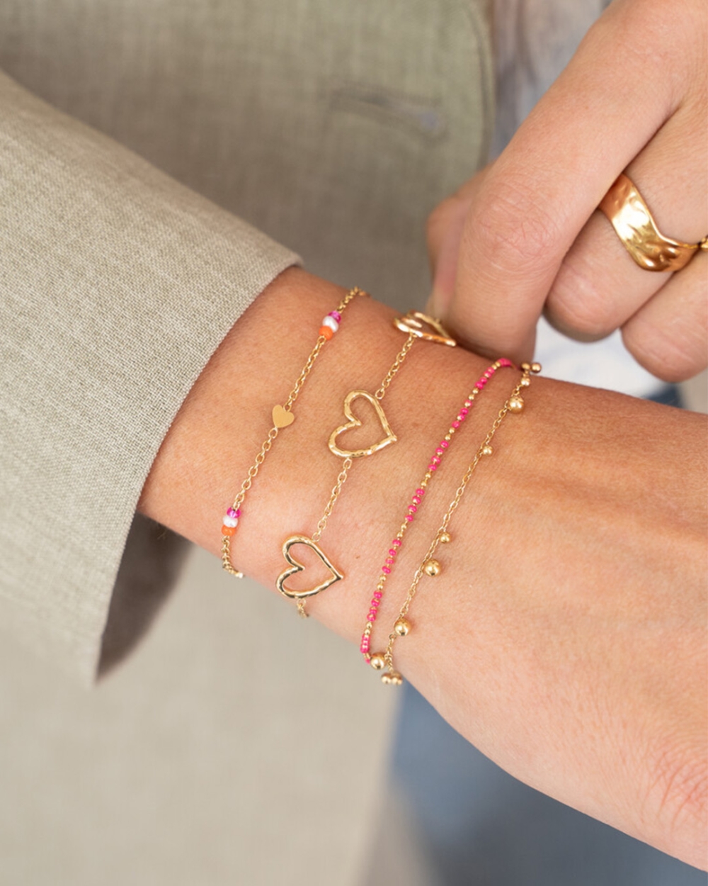 MINIMALISTISCHE ARMBAND MET OPEN HARTJES