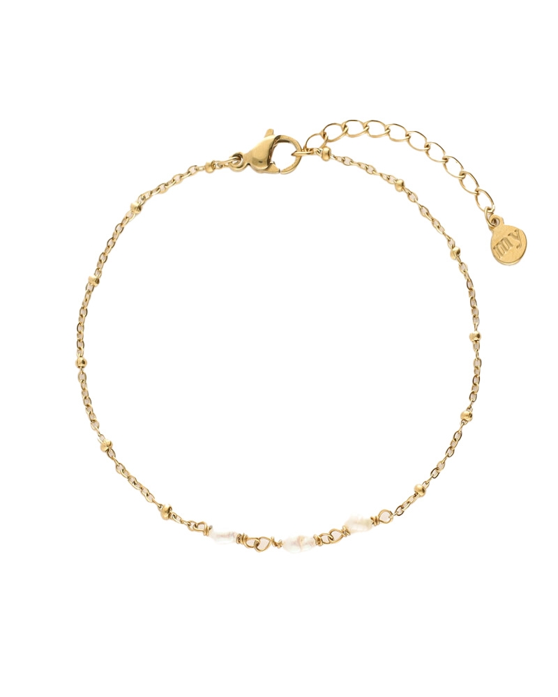 ARMBAND MET DRIE ZOETWATERPARELS & BOLLETJES GOUD 