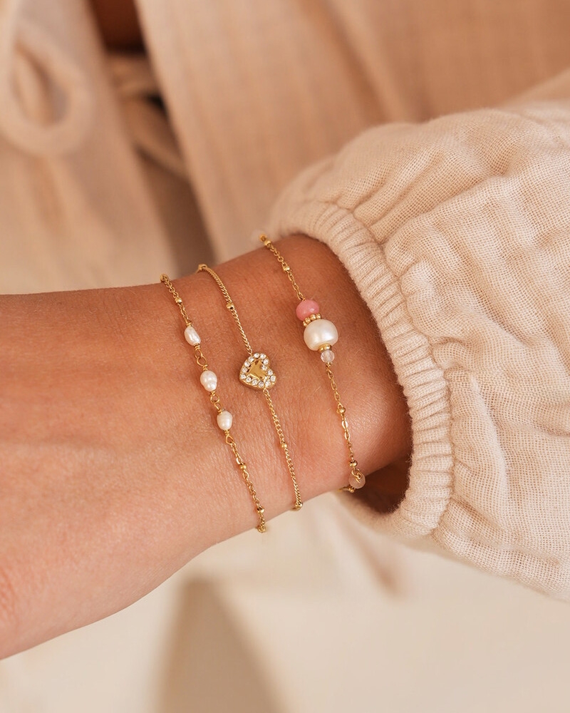 ARMBAND MET DRIE ZOETWATERPARELS & BOLLETJES GOUD 