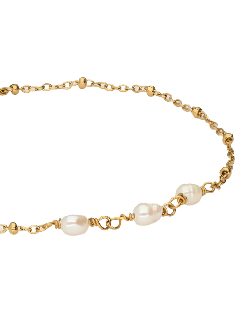 ARMBAND MET DRIE ZOETWATERPARELS & BOLLETJES GOUD 