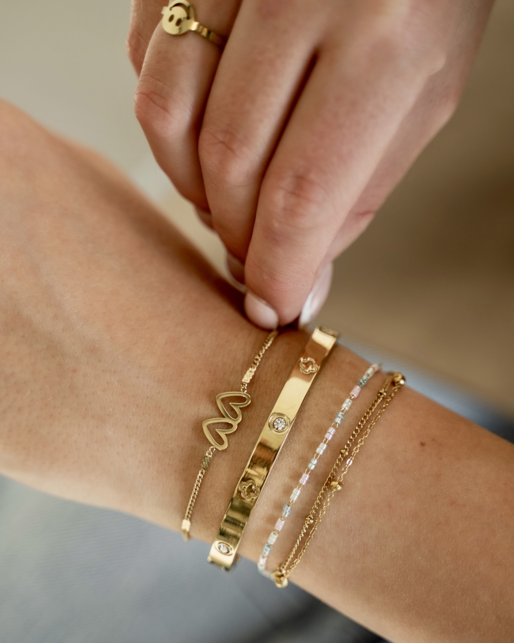 BANGLE MET ZIRKONIA EN KLAVER GOUD