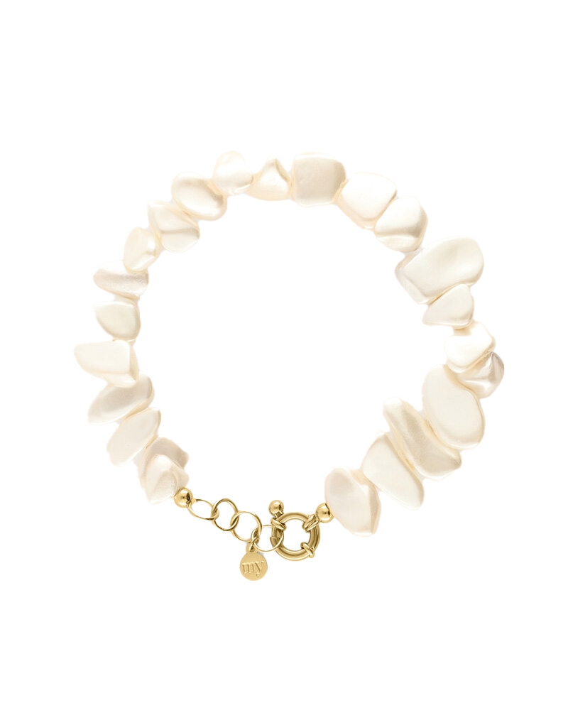 ARMBAND MET PLATTE IMITATIEPARELS GOUD