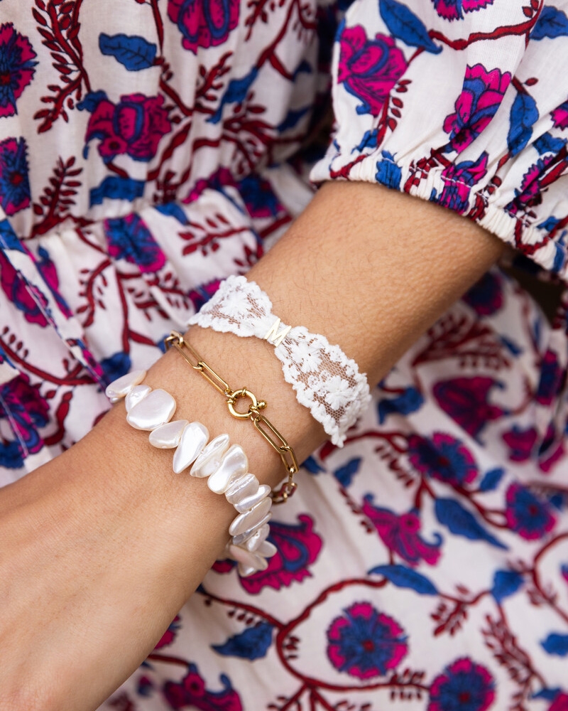 ARMBAND MET PLATTE IMITATIEPARELS GOUD
