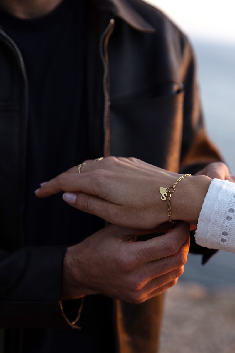 INITIAL DUBBELE ARMBAND MET HARTJE