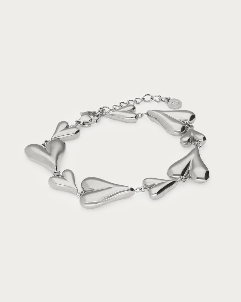 ARMBAND MET KLEINE EN GROTE HARTJES