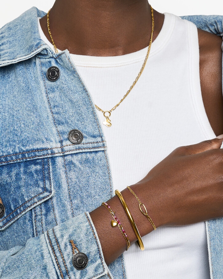 DRIEDUBBELE ARMBAND MET ROZE KRALEN EN HARTJE GOUD