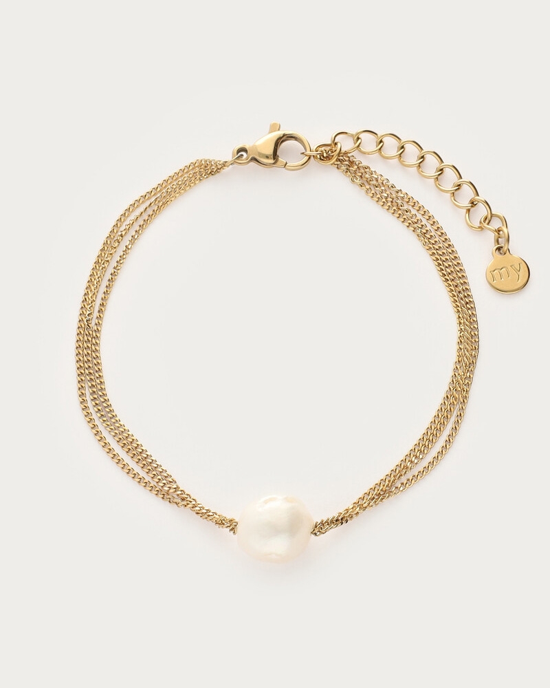 BOLD DRIEDUBBELE ARMBAND MET IMITATIEPAREL GOUD