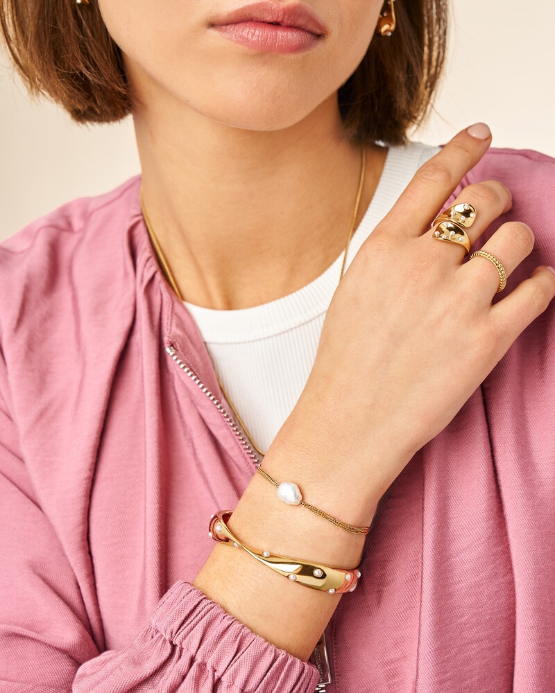 BOLD DRIEDUBBELE ARMBAND MET IMITATIEPAREL GOUD