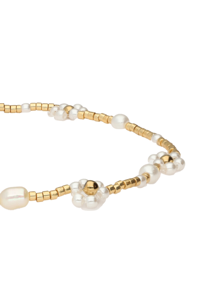 BOTANICAL ELASTIEKEN ARMBAND MET ZOETWATERPAREL BLOEMEN GOUD