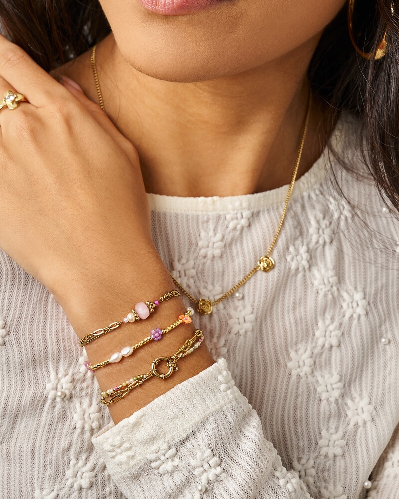 BOTANICAL ELASTIEKEN ARMBAND MET BLOEMEN GOUD