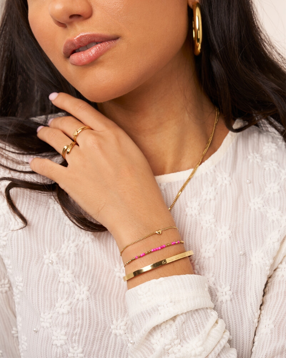 MINIMALISTISCHE ARMBAND MET ROZE KRALEN GOUD