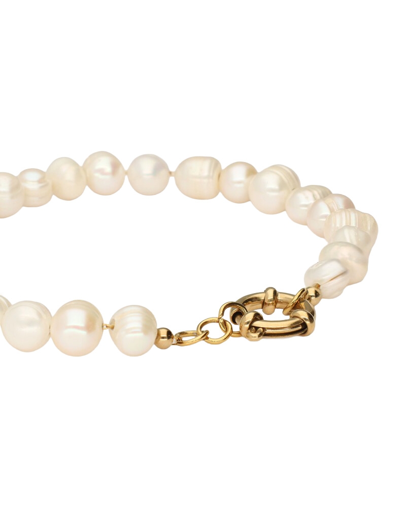 ARMBAND MET NATUURLIJKE PARELS EN SLOTJE GOUD 