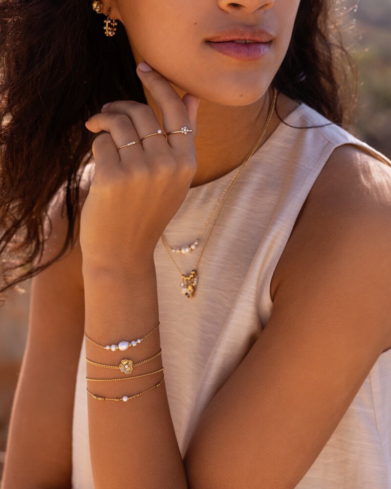 DUBBELE ARMBAND MET KRALEN EN NATUURLIJKE PAREL GOUD