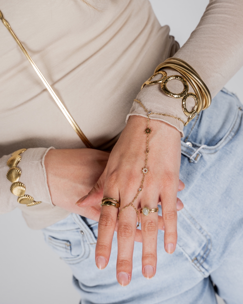 BOLD OPEN CIRCLE BANGLE GOUD