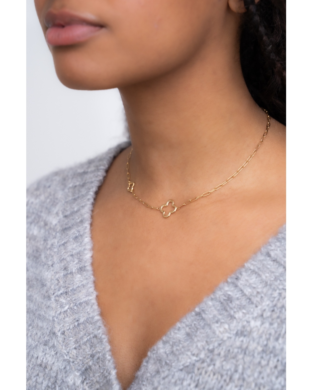 SCHAKELKETTING MET KLAVERS GOUD