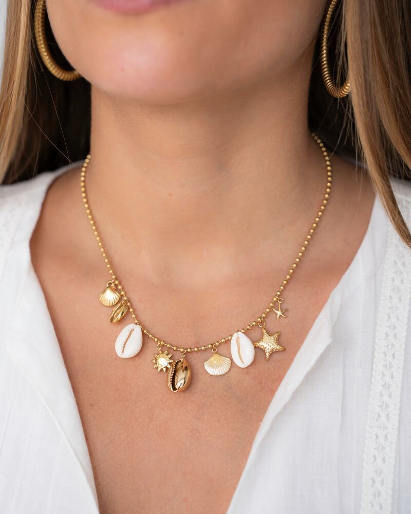 ISLAND KETTING MET SCHELPEN EN BEDELS GOUD