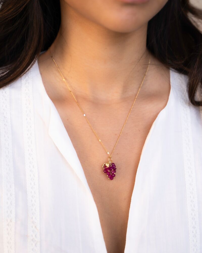 KETTING MET FUCHSIA DRUIVENTROS GOUD