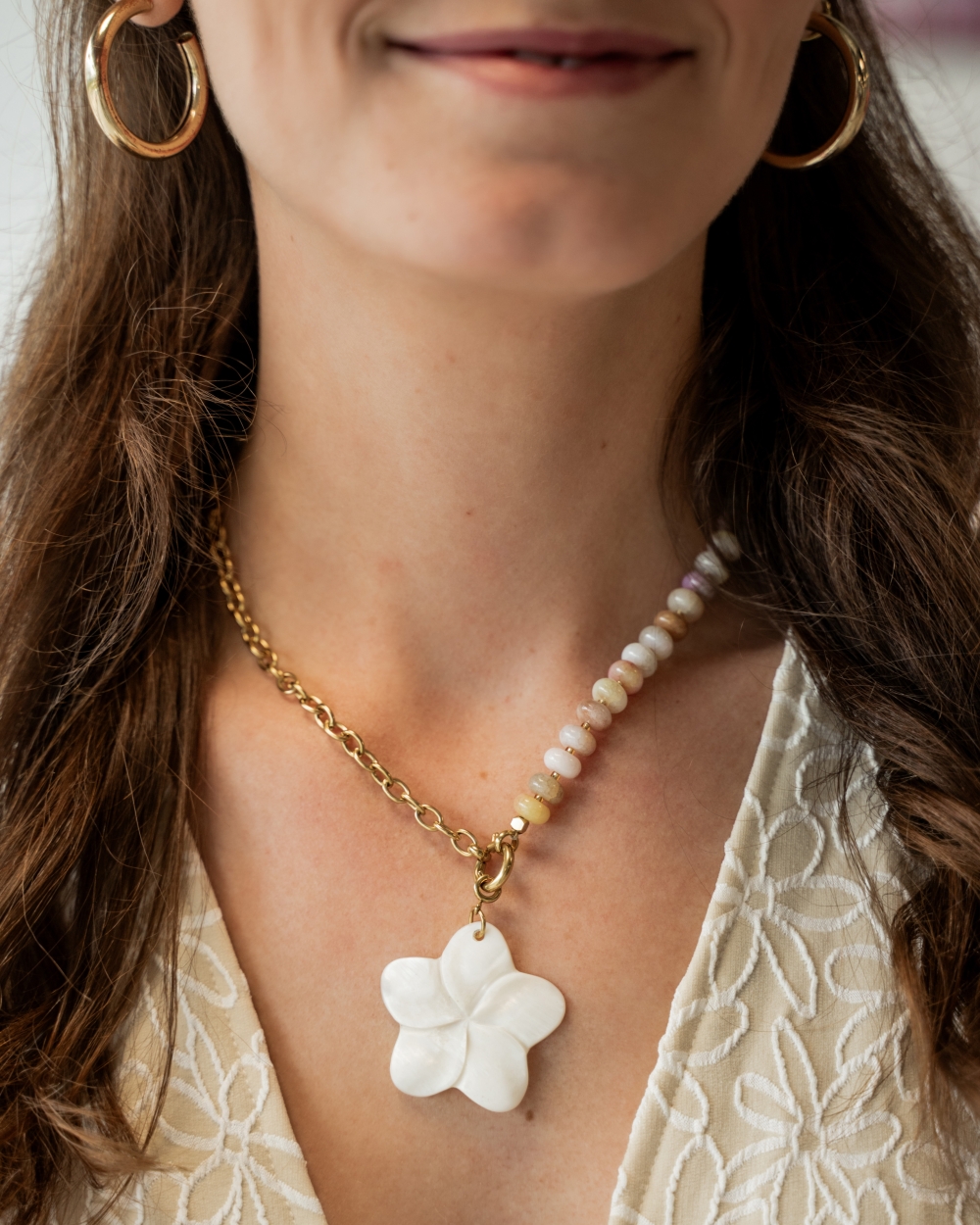 KRALENKETTING MET BLOEM GOUD