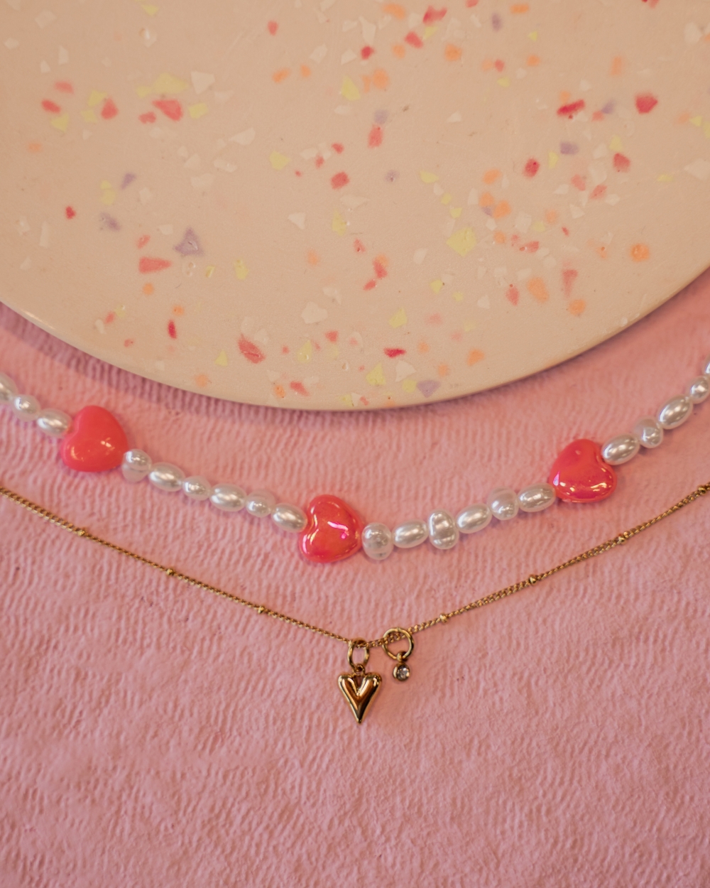 MEISJES KETTING PARELS EN HARTJE ROZE