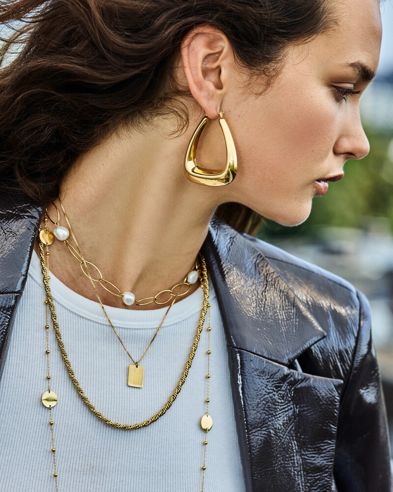 BOLD SCHAKELKETTING MET ZOETWATERPARELS  GOUD