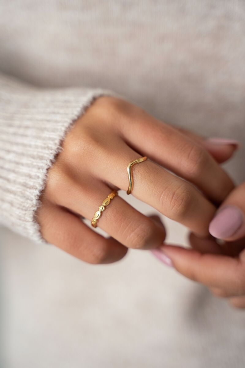 RING MET V SHAPE GOUD