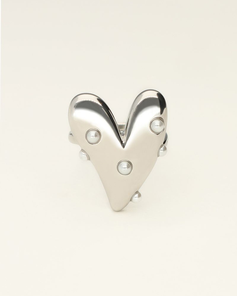 RING MET GROOT HART EN PARELS ZILVER