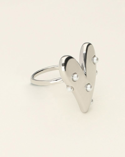 RING MET GROOT HART EN PARELS ZILVER