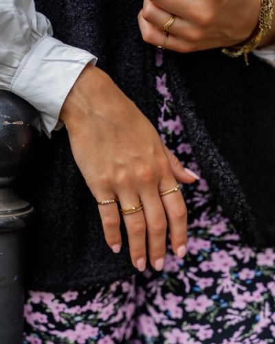 RING RELIEF EN STEENTJE GOUD