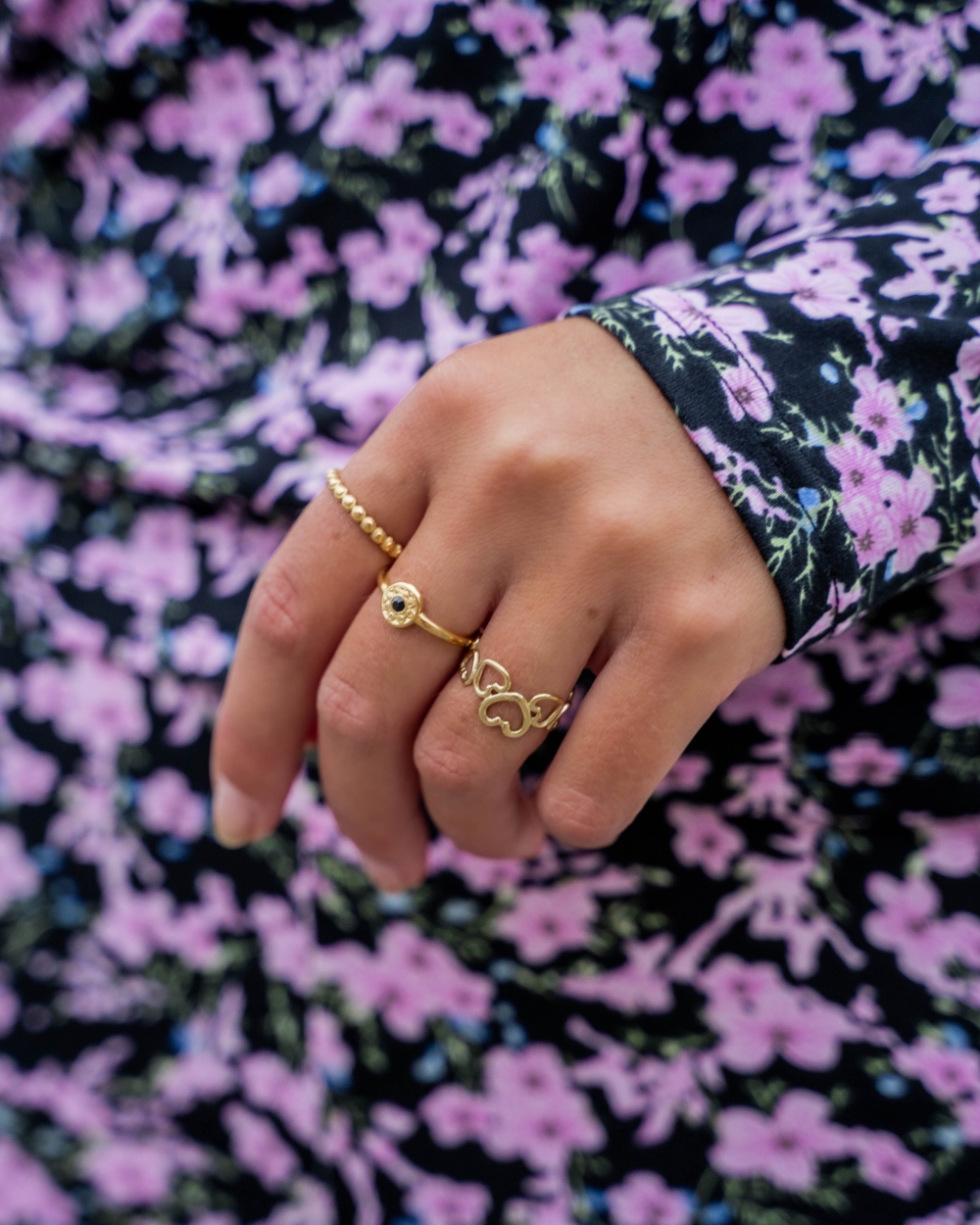 RING MET BOLLETJES GOUD