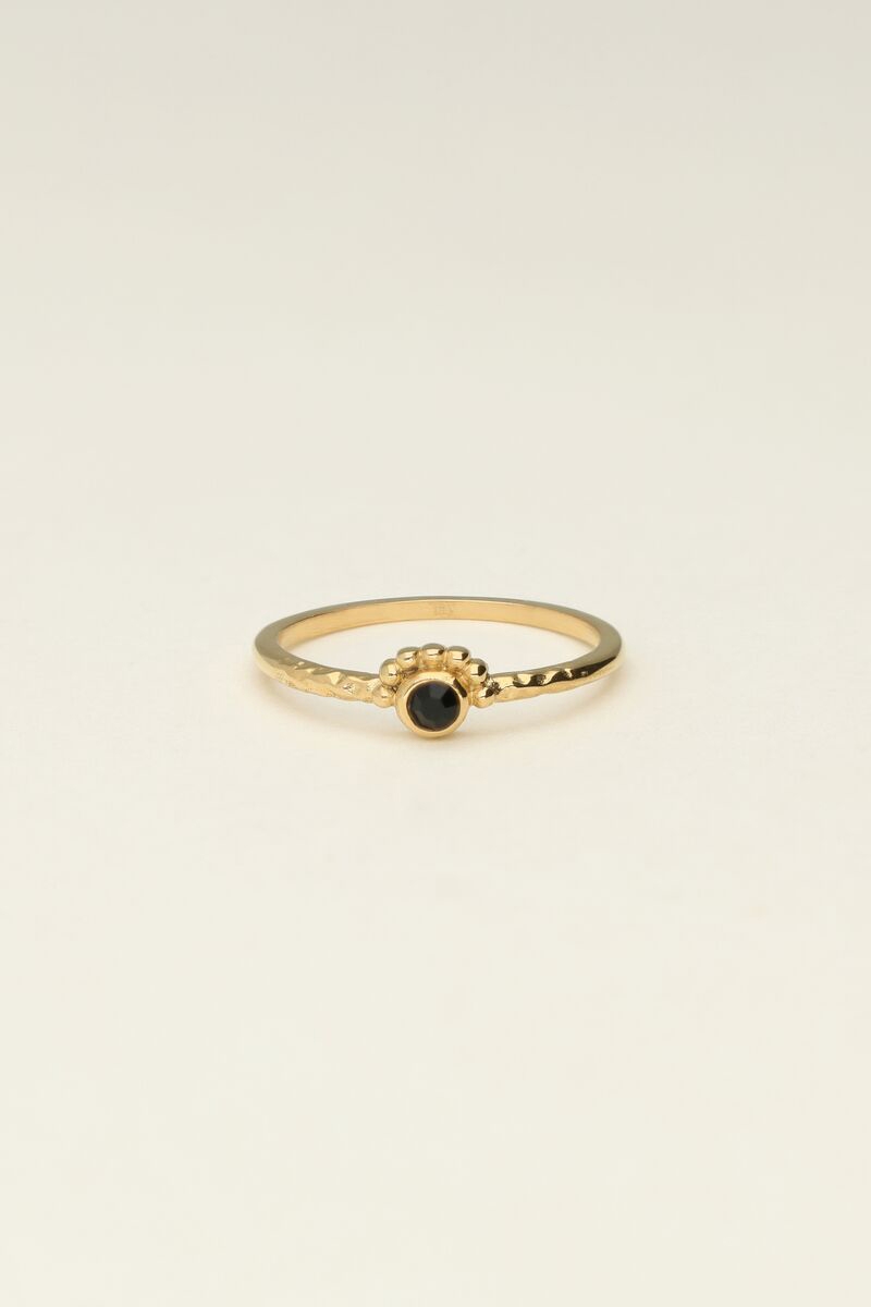 RING MET KLEIN ZWART STEENTJES GOUD