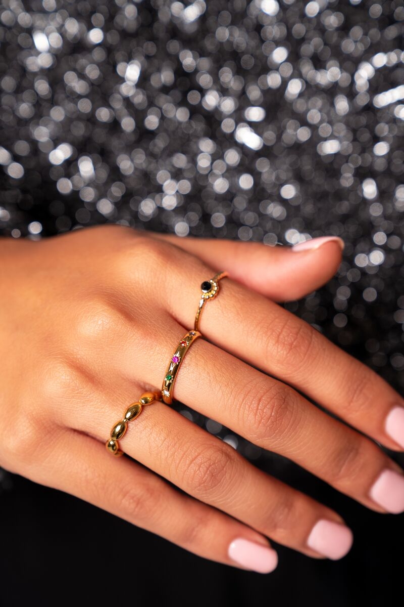 RING MET KLEIN ZWART STEENTJES GOUD