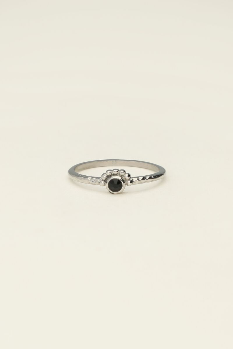 RING MET KLEIN ZWART STEENTJE ZILVER