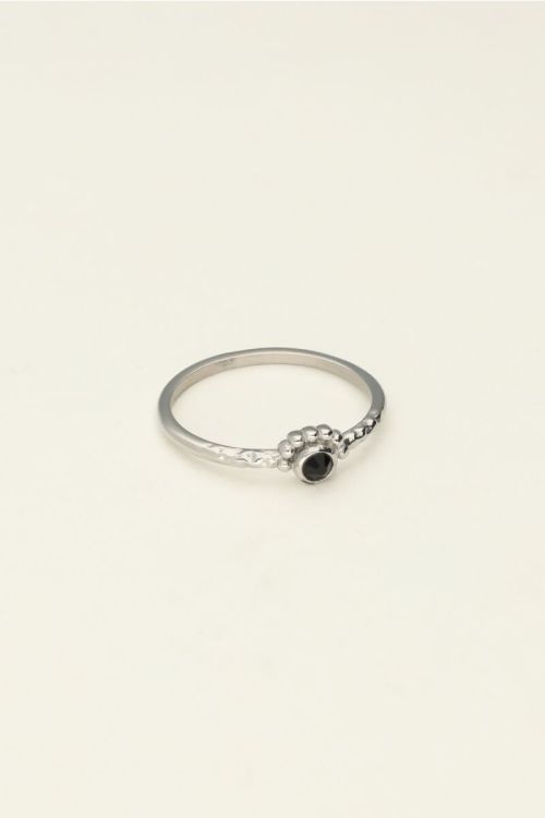 RING MET KLEIN ZWART STEENTJE ZILVER