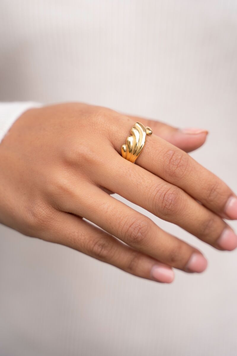 RING MET GOLFSTRUCTUUR GOUD