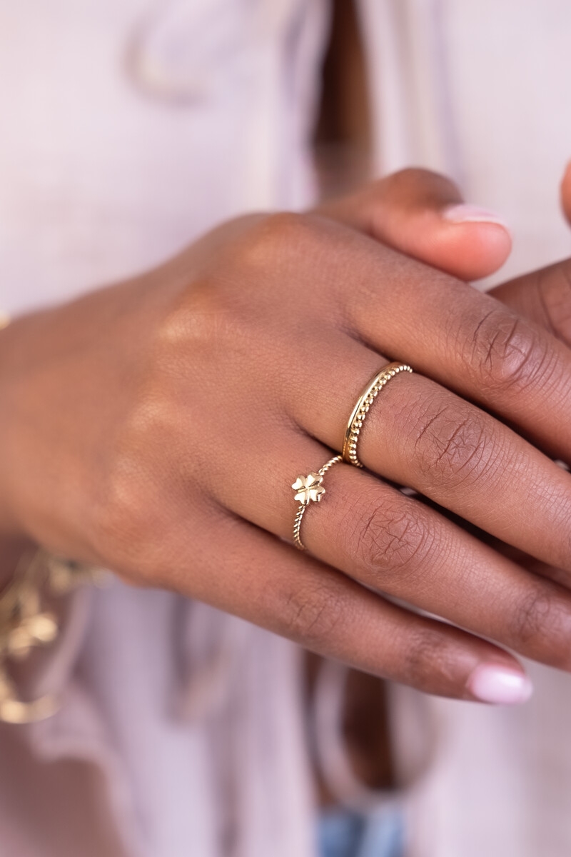 GEDRAAIDE RING MET KLAVER GOUD