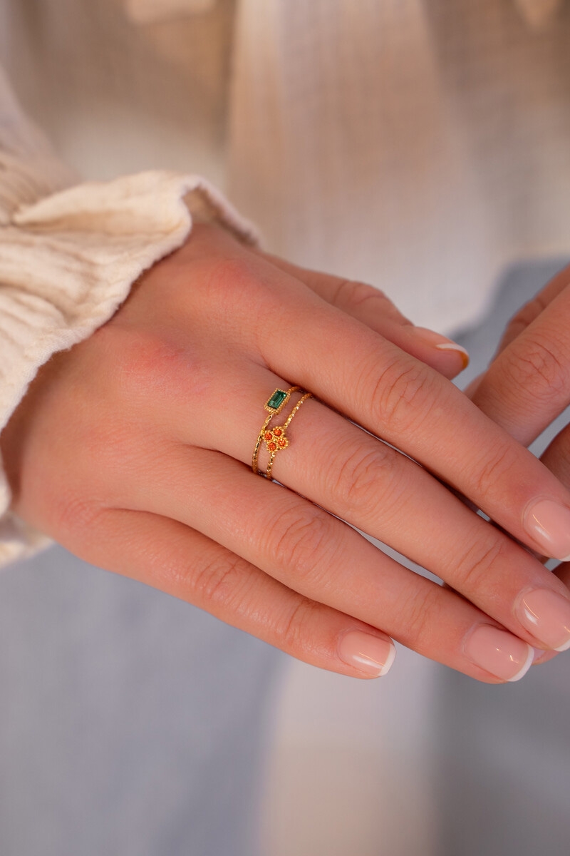 RING MET KLAVER EN ORANJE STRASS GOUD