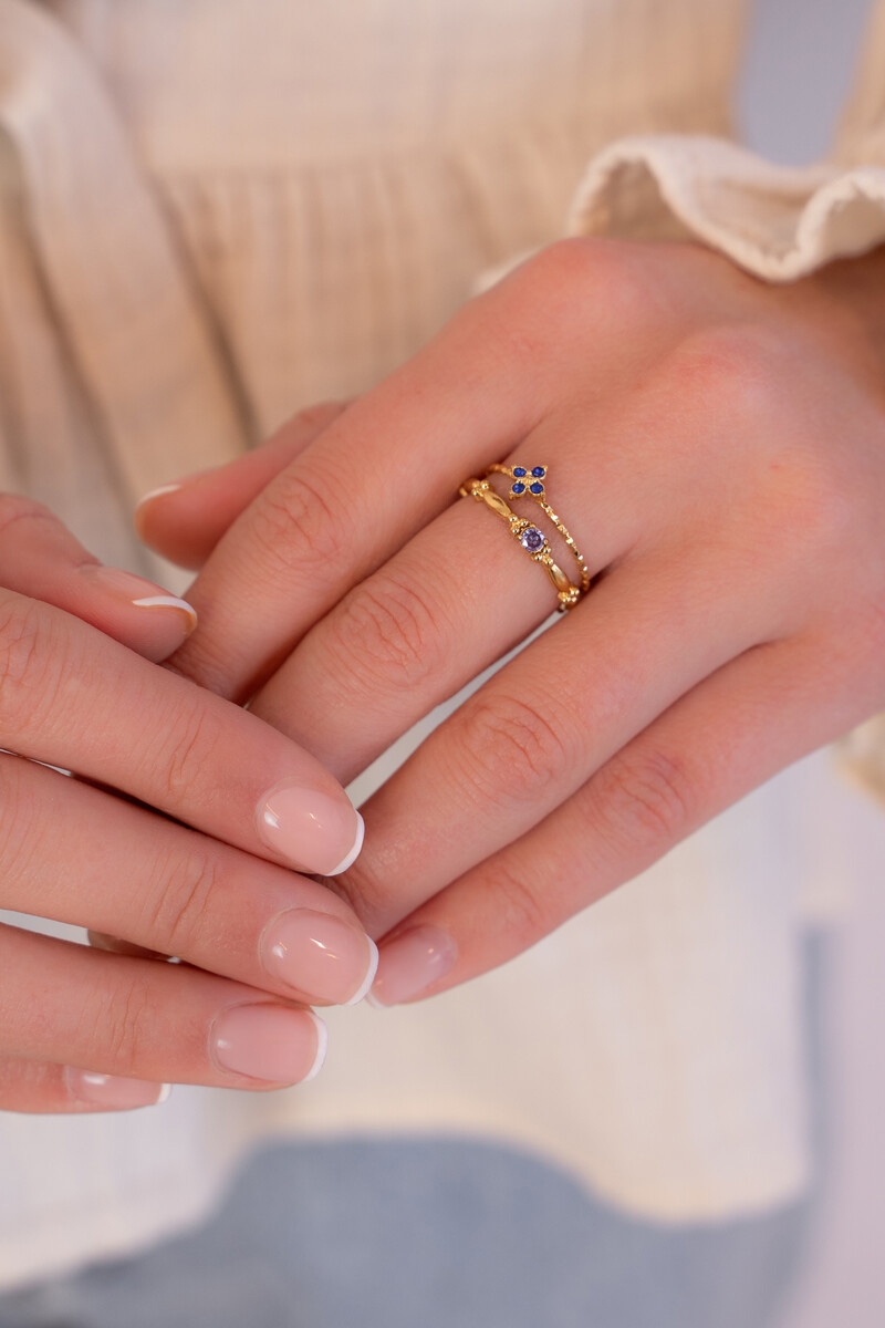 RING MET KLAVER EN BLAUWE STRASS GOUD
