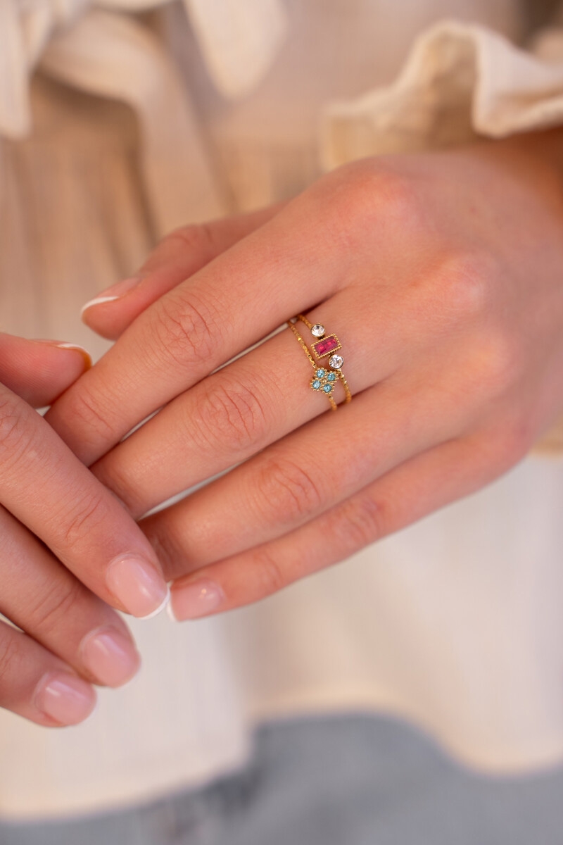 RING MET VIERKANTE RODE STRASS GOUD