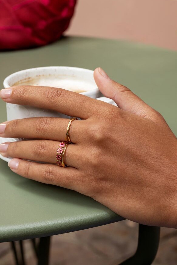 VINTAGE RING MET ROZE & RODE BLOEMEN GOUD
