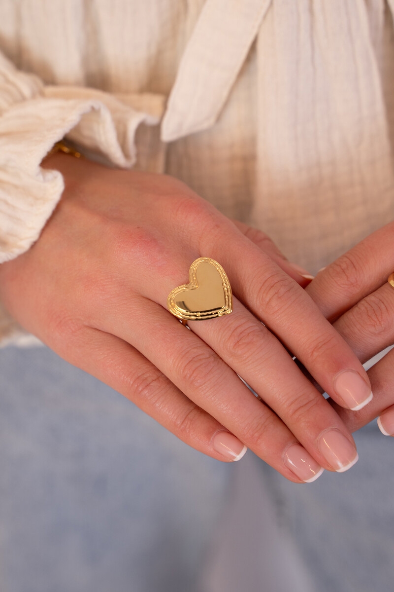 RING MET GROOT HART GOUD
