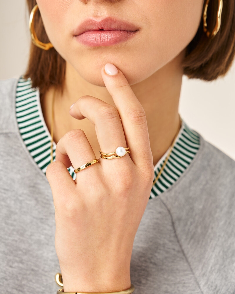 BOLD RING MET WAVE EN ZOETWATERPAREL GOUD