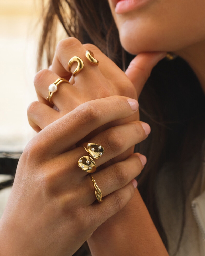 BOLD RING MET WIKKEL EN MINI PARELS