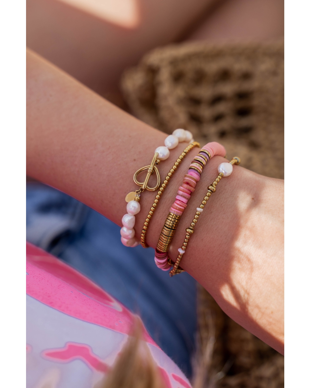 ARMBAND MET PARELS EN KRALEN