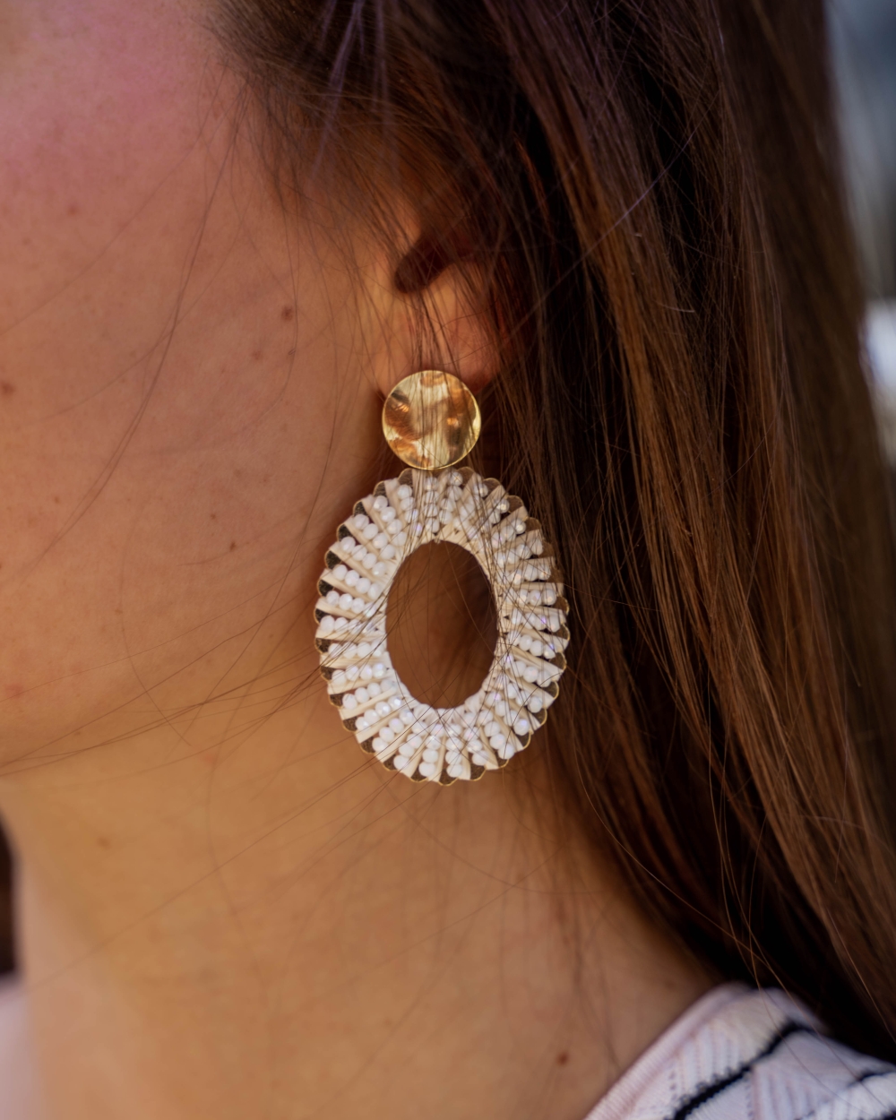 OVALEN RAFFIA OORBELLEN WIT