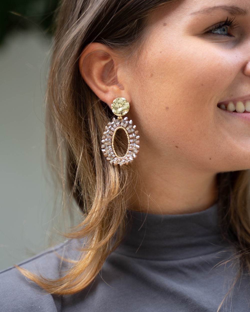 OVALEN OORBELLEN SOPHIE BEIGE