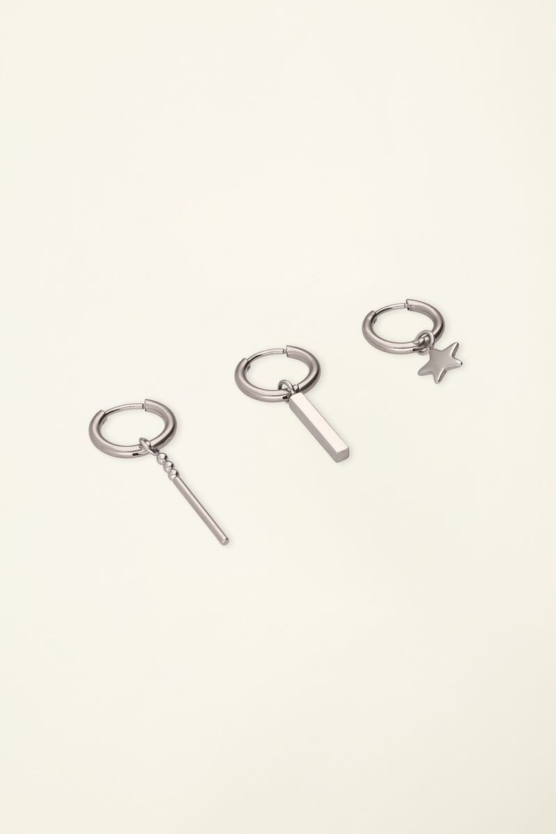 SET VAN DRIE OORRINGEN MET STER ZILVER