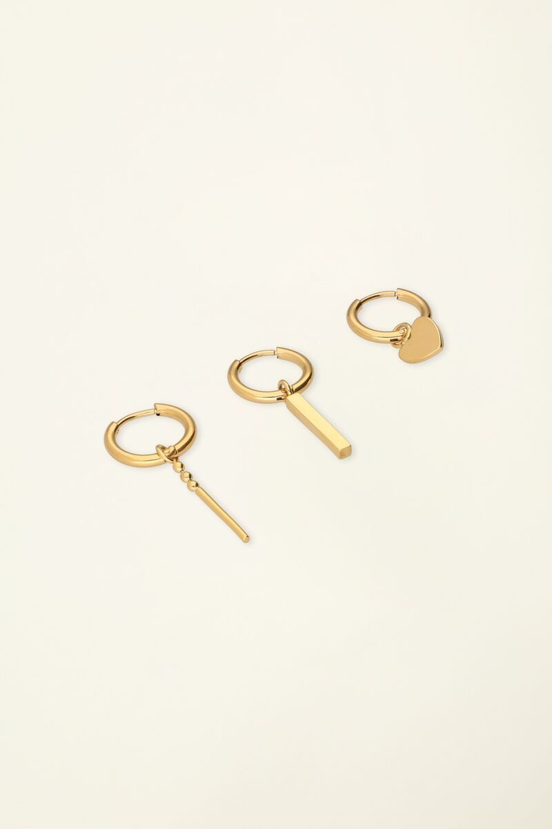 SET VAN DRIE OORRINGEN MET HARTJE GOUD