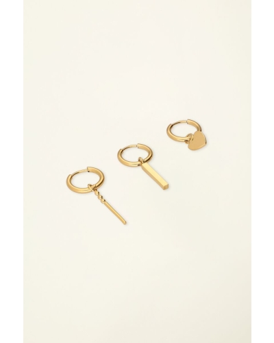 SET VAN DRIE OORRINGEN MET HARTJE GOUD