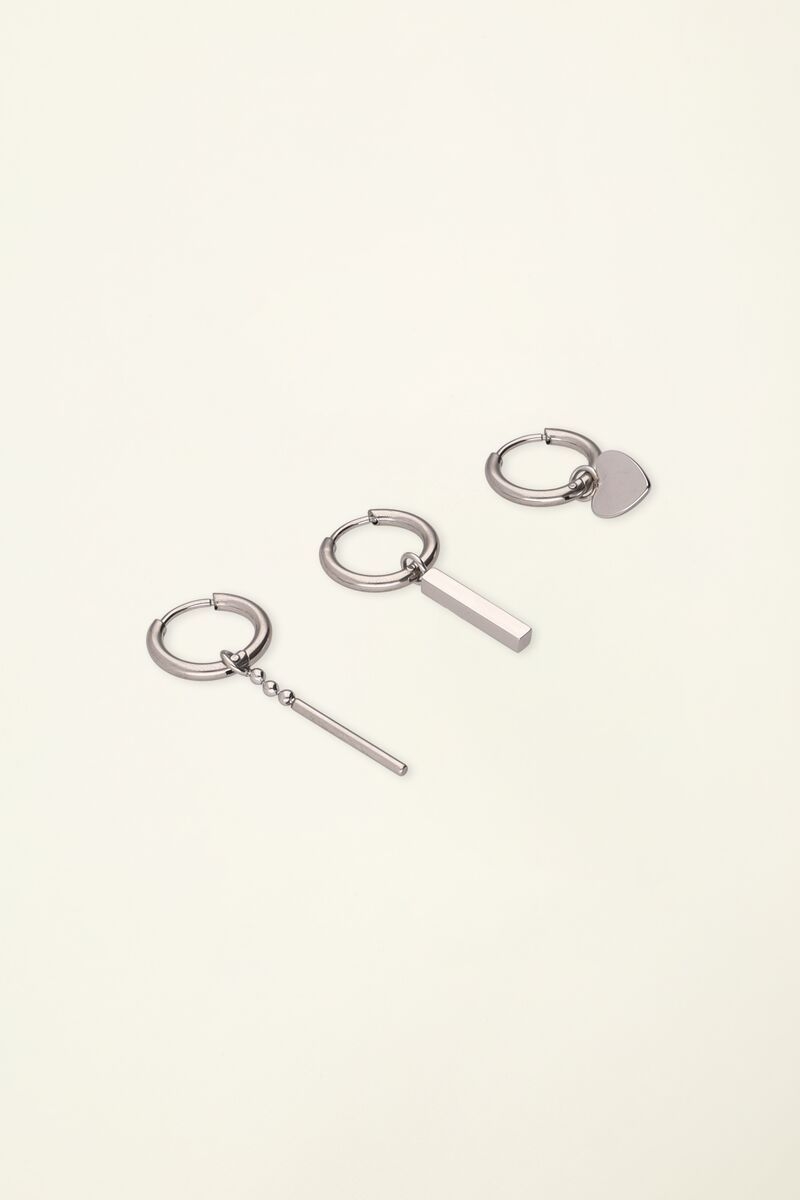SET VAN DRIE OORRINGEN MET HARTJE ZILVER