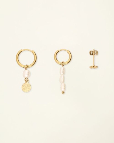 SET VAN DRIE OORRINGEN MET PARELS GOUD